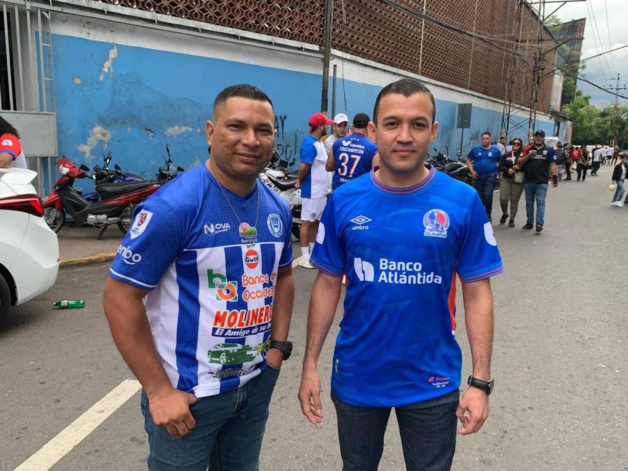Bonita historia. Renán y Mario llegaron juntos al estadio Nacional Chelato Uclés, pero divididos por los colores de Olimpia y Victoria. El olimpista dice que lo trajo por la revancha, tras la derrota en la primera vuelta. Ellos hicieron su apuesta.