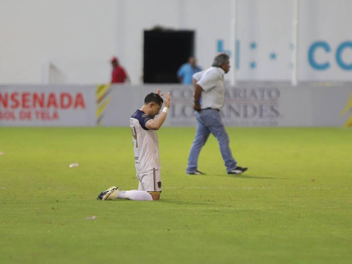 Omar Elvir, de rodillas, agradece a Dios tras el empate del Olancho FC ante Real España.