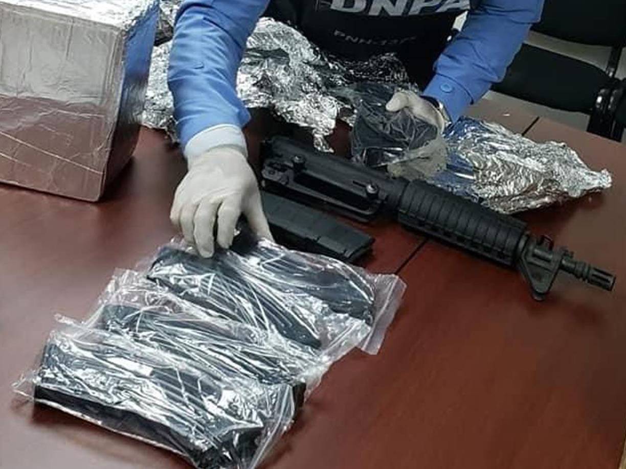 Según el informe policial, la munición se encontraba empacada dentro de al menos 30 cajas de cartón, las cuales contenían cartuchos calibre 7.62 de uso prohibido en el país. Debido a que son utilizados para armas de guerra. 