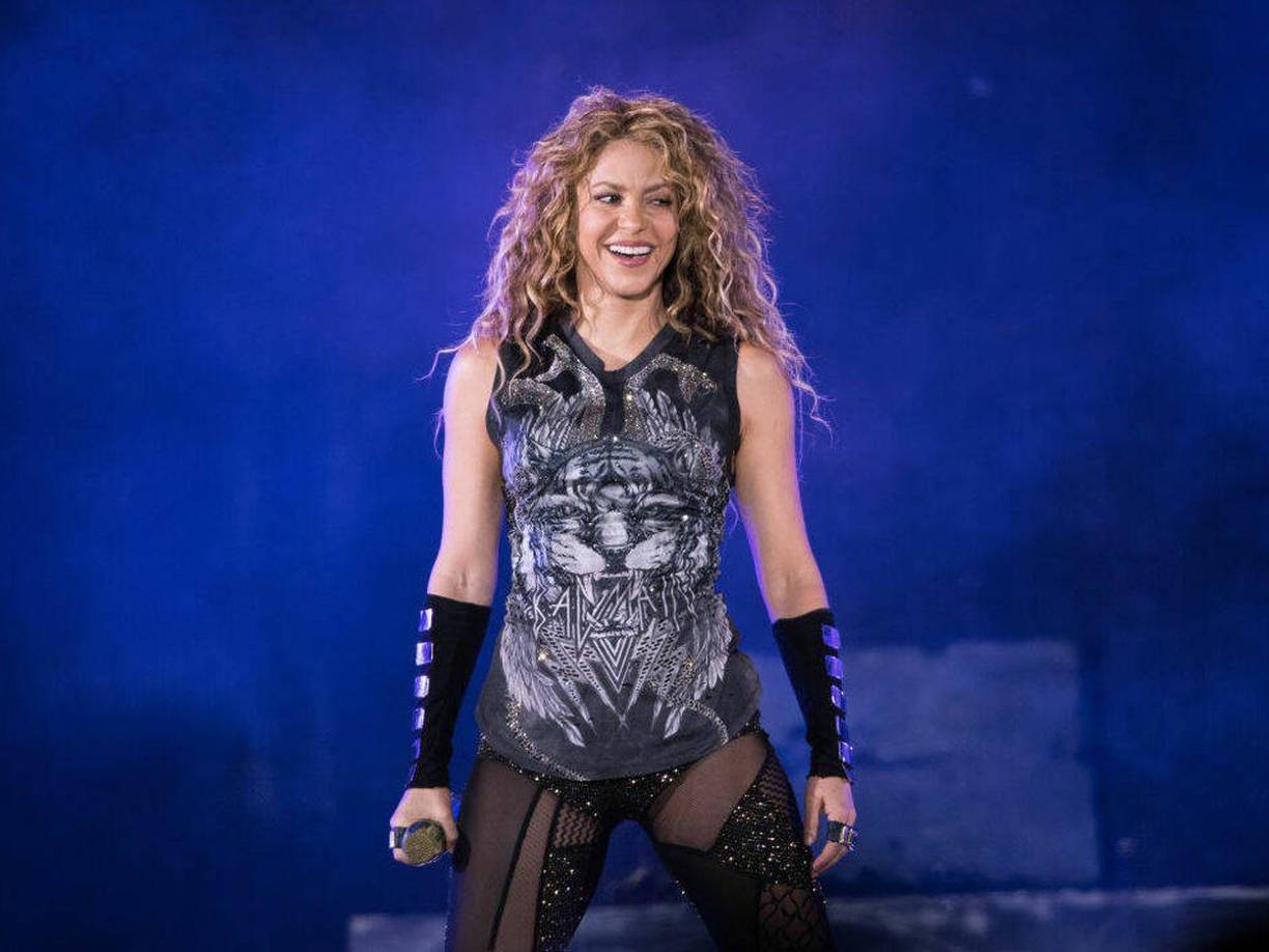 Shakira, quien enfrenta además un juicio contra el sistema tributario español, le soltó también una crítica al respecto. ”Me dejaste de vecina a la suegra, con la prensa en la puerta y la deuda en Hacienda”.