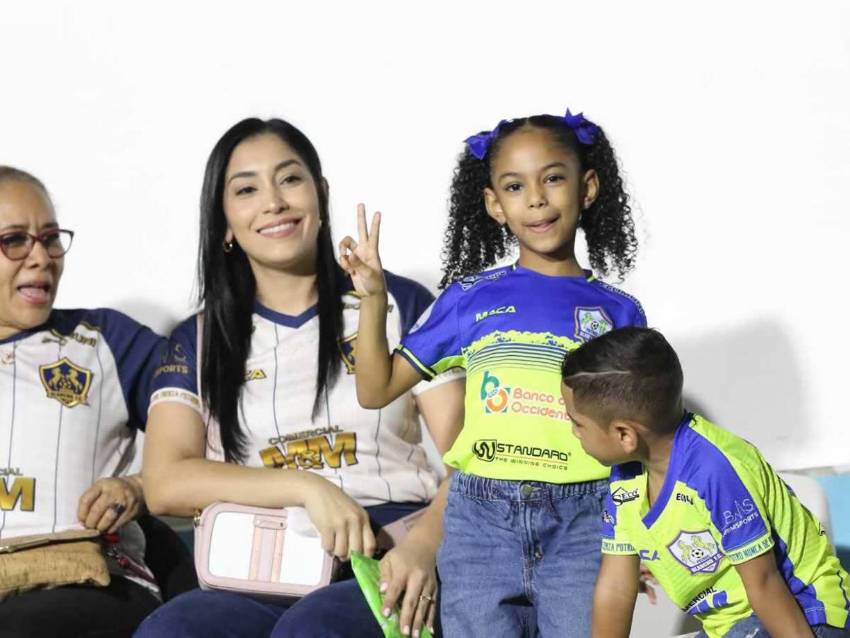 La hermosa Lorena Varela, esposa de Eddie Hernández, llegó al Nacional con sus hijos para apoytar al delantero de los Potros del Olancho FC.