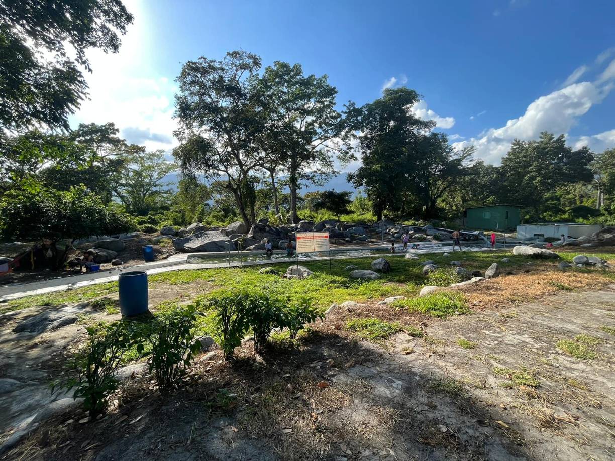 También cuentan con un amplio menú para deleitar los diferentes paladares, como ser hamburguesas, baleadas, hot dog, pollo con papas y otros snacks.