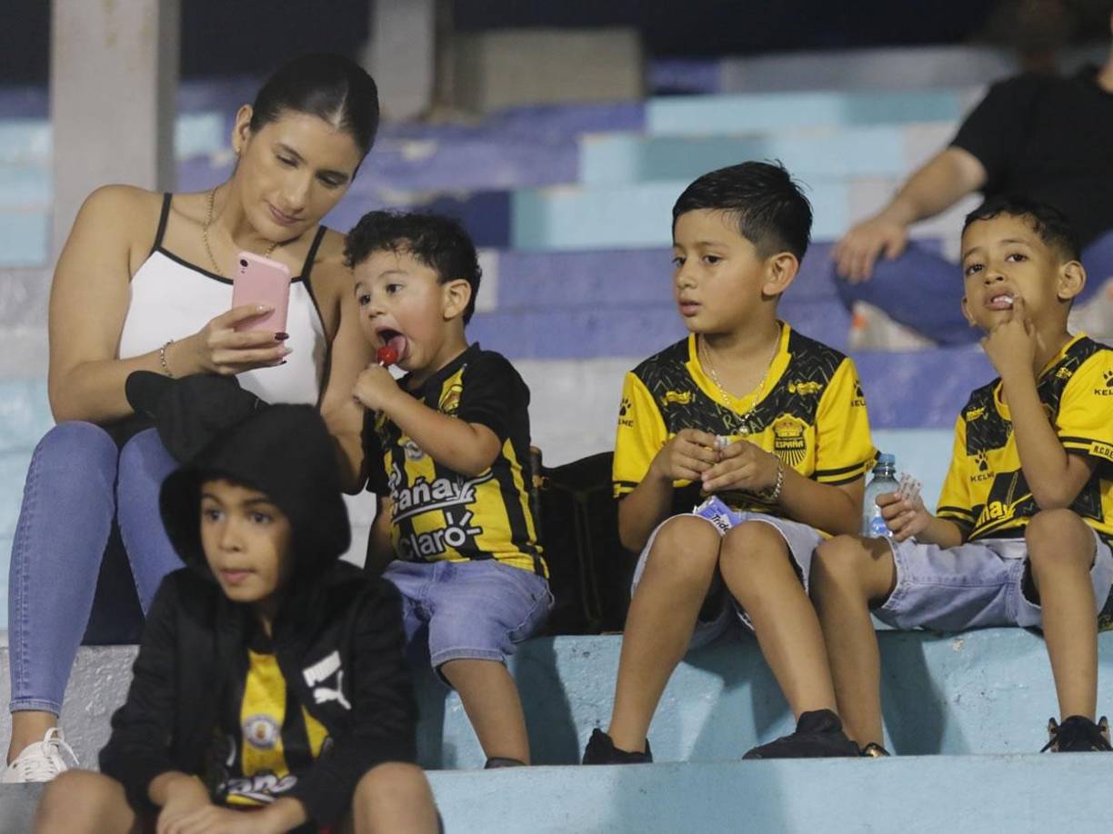 Ella tuvo que entretener a sus pequeños con el celular.