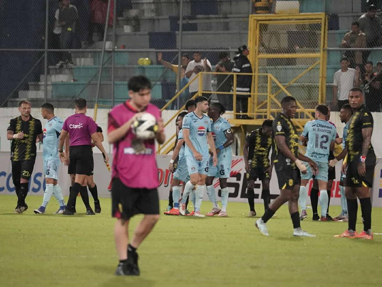 Al final del partido, Román Rubilio Castillo también se calentó con jugadores de Real España.