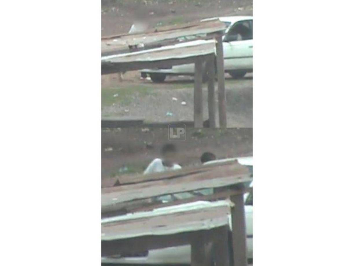 En el tercer vídeo aparecen dos menores de edad que llegan a un punto solitario para recibir de manos de un taxista el dinero de extorsión.