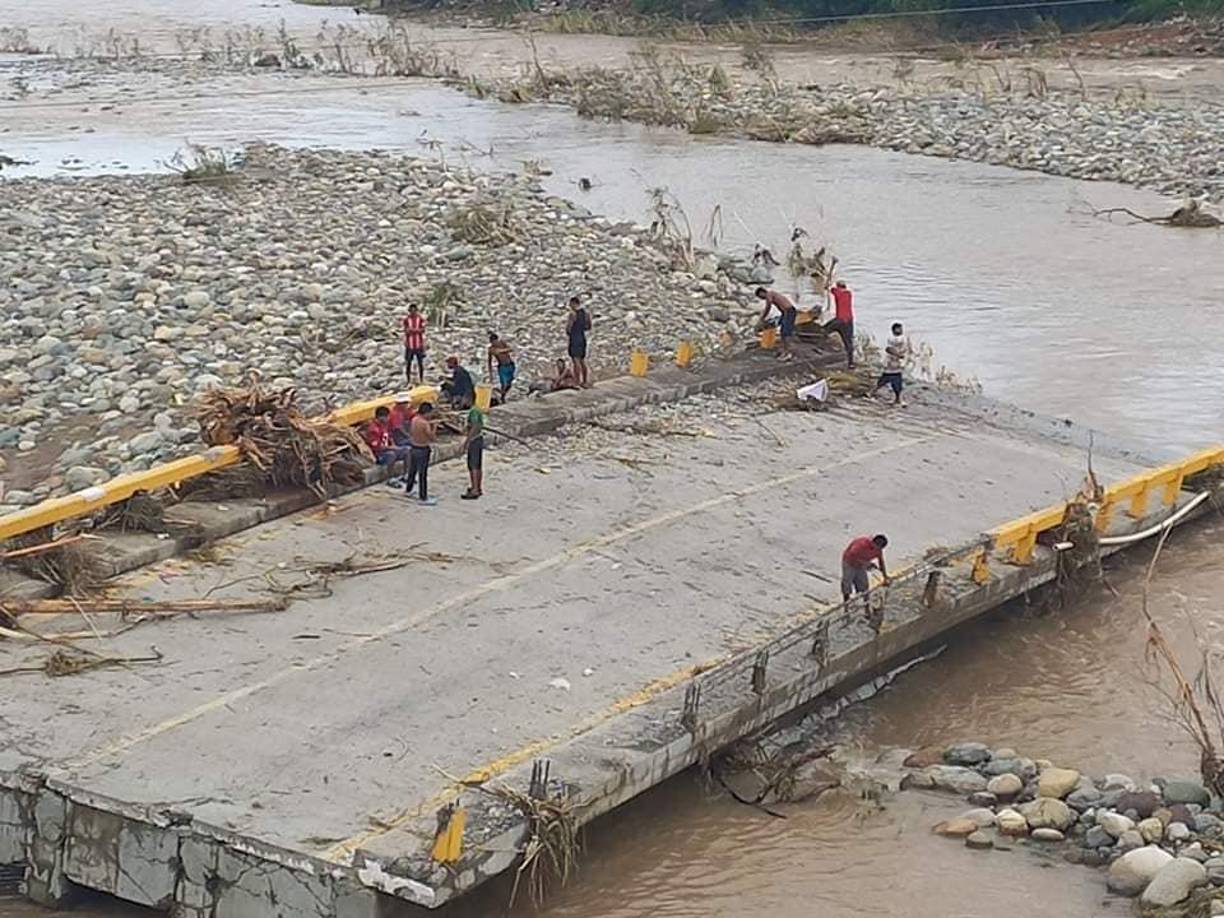 Horas después del colapso de las losas del puente Saopín, los hombres, conocidos como los “picapiedras” se dan a la tarea de retirar el concreto con todo tipo de herramientas y extraer el hierro. 