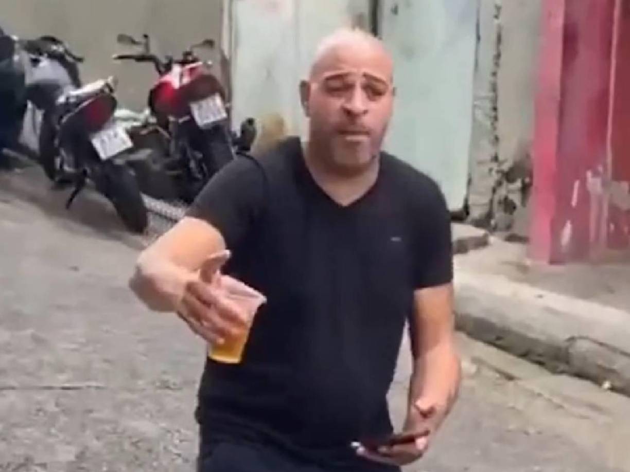 En las imágenes se puede ver como el brasileño está con un vaso de cerveza en la mano.