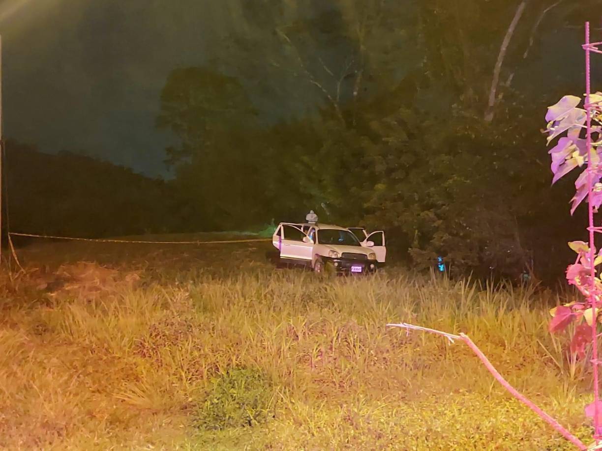 El automotor, con placas PDQ8849 y color blanco, había sido abandonado y tenía una perforación de bala en una de sus ventanas. Fotografía: Cortesía. 