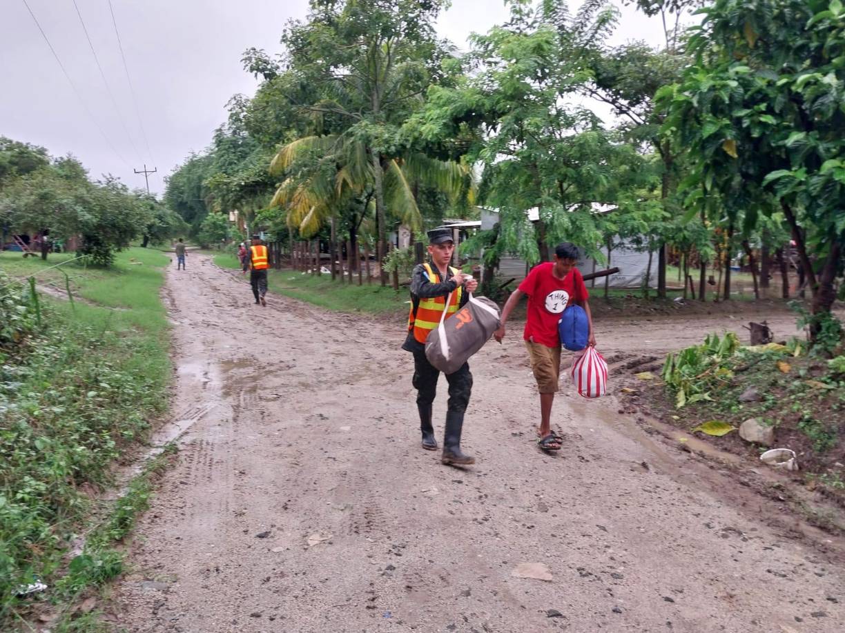 Los militares ayudaron a la gente a llevar sus pertenencias. 
