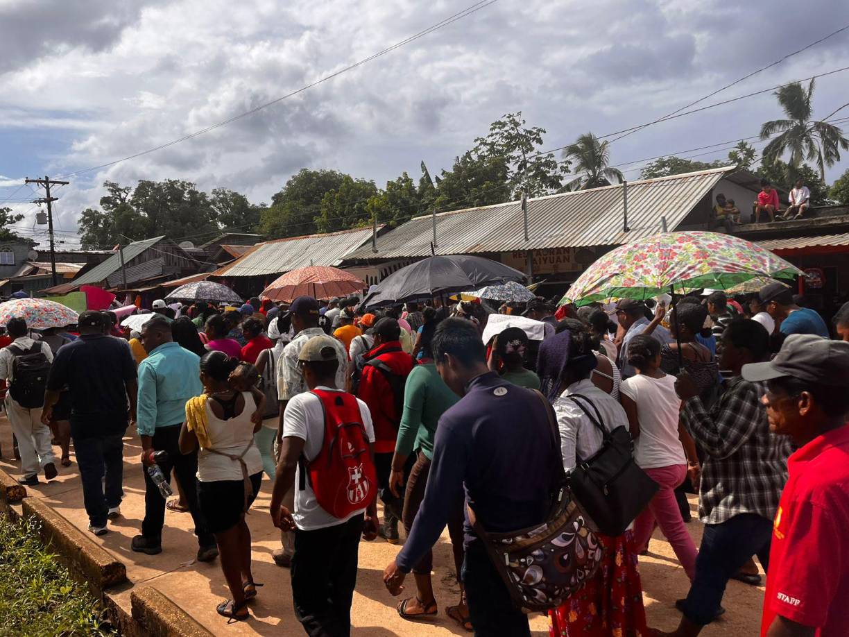 La marcha, que inició desde diferentes puntos estratégicos, busca visibilizar las demandas de estas comunidades y presionar al gobierno para que detenga la construcción de esta cárcel en Mocorón, una región reconocida por su valor cultural y ambiental.