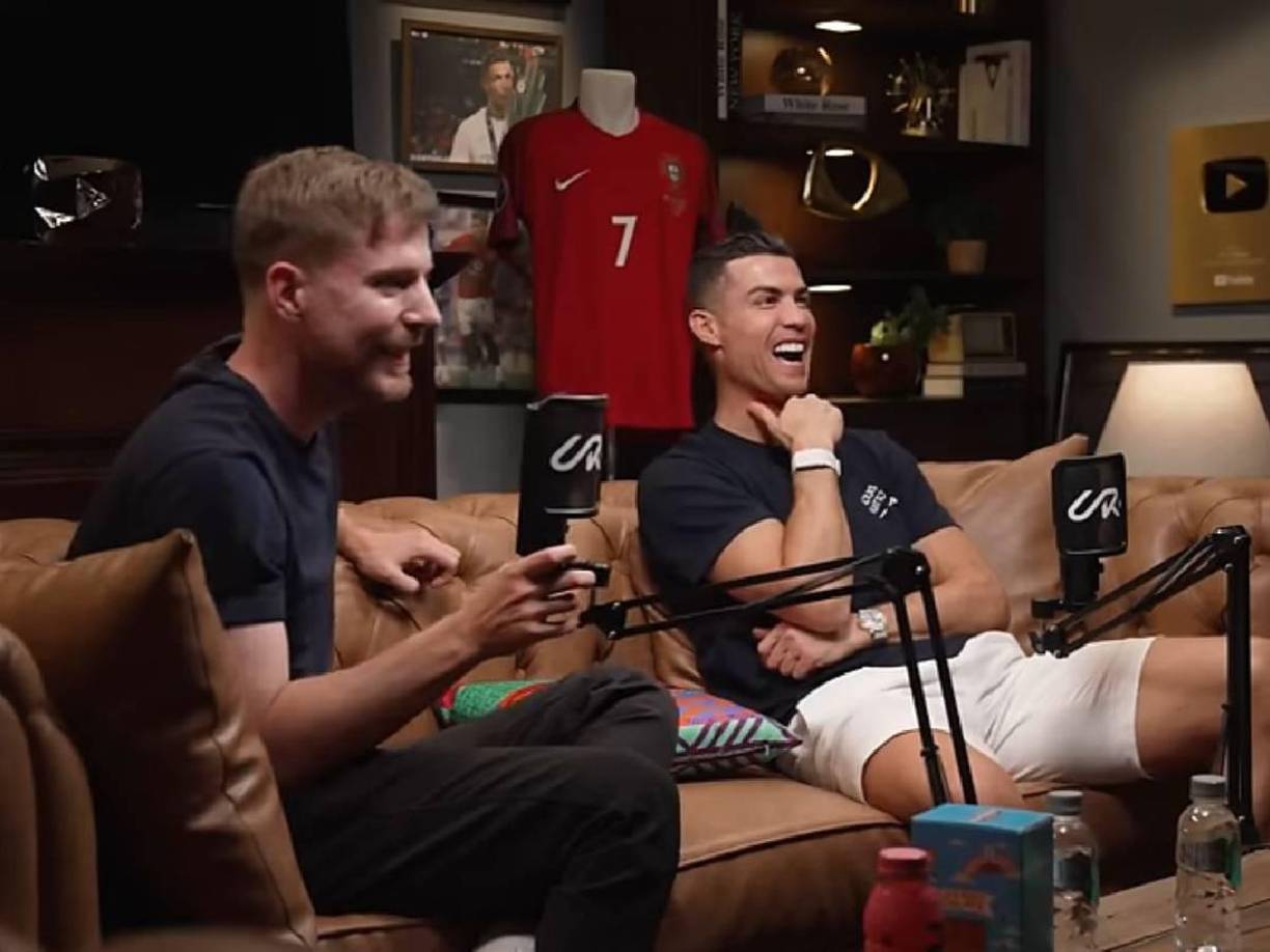 ¿Qué es lo que sentiste cuando iba a iniciar con mi canal?, le preguntó Cristiano y le respondió: “Sabía que ibas a gana unos 20 a 30 millones en el primer mes. Pero cuando llegaste a 60 dije es la mayor cantidad ganada”. Además, Mr Beast acotó que no cree que CR7 pueda llegar a superarlo en la cantidad de suscriptores en Youtube.a lo que él respondió: “No vas a superarme”, le dijo, entre risas. 