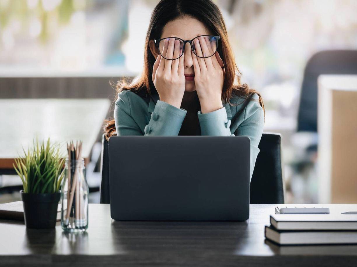 Ciertos rasgos de la personalidad pueden influir en el riesgo de agotamiento. Otros factores, como experiencias laborales previas, también pueden influir. Eso explica por qué si dos personas tienen los mismos problemas en el trabajo, una podría tener agotamiento laboral y la otra, no.Cualquiera que sea la causa, el agotamiento laboral puede afectar la salud física y mental. A continuación, encontrarás consejos sobre cómo saber si tienes agotamiento laboral y qué puedes hacer al respecto.