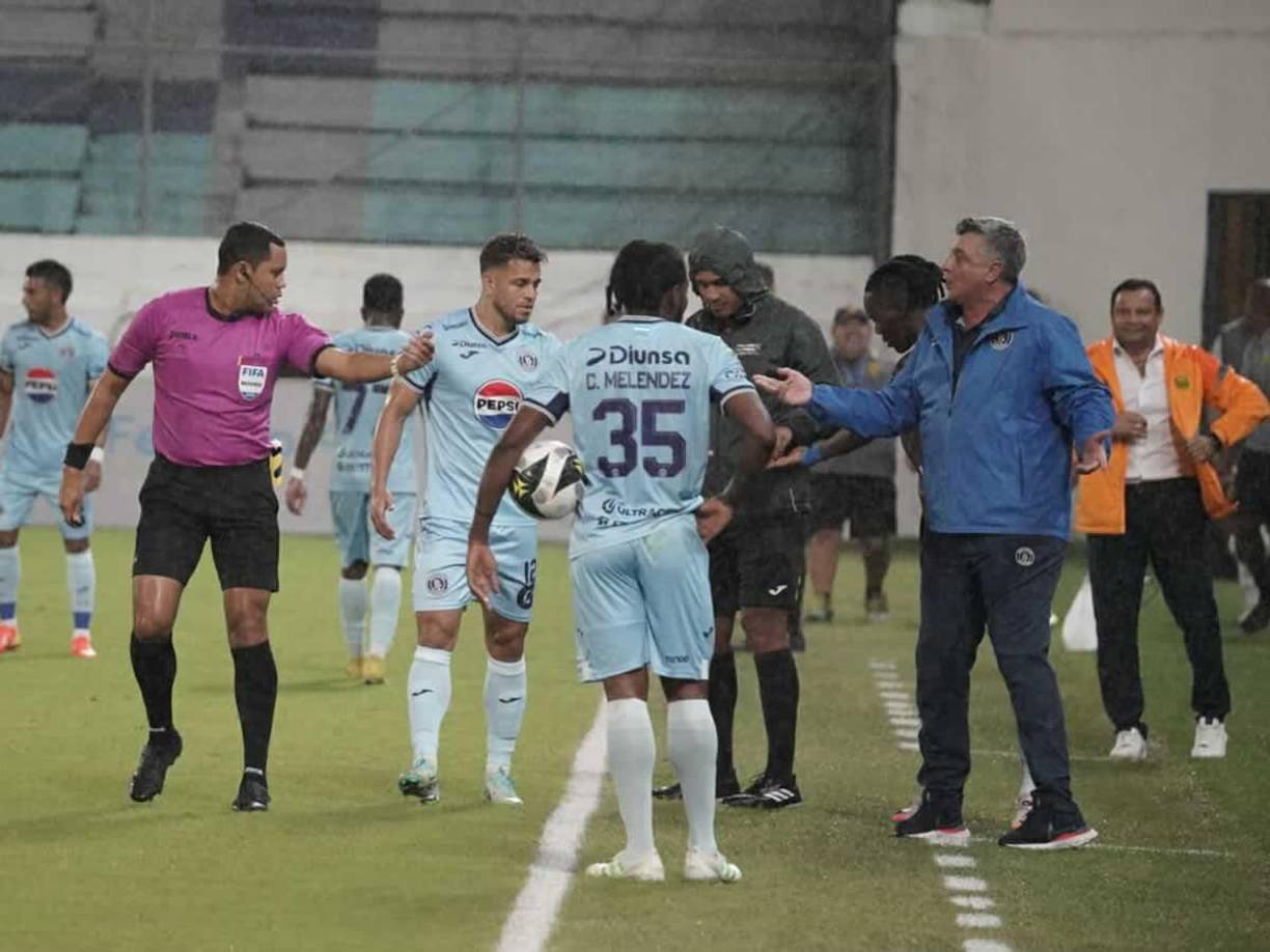 Diego Vázquez le reclamó al árbitro Selvin Brown por su polémica decisión de anular el gol legítimo de Motagua.