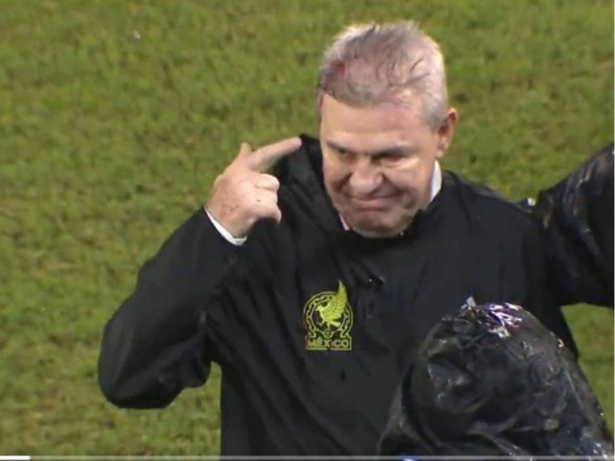 Durante el partido y con los insultos de los catrachos cayendo desde las graderías, el entrenador no dudó en responder.