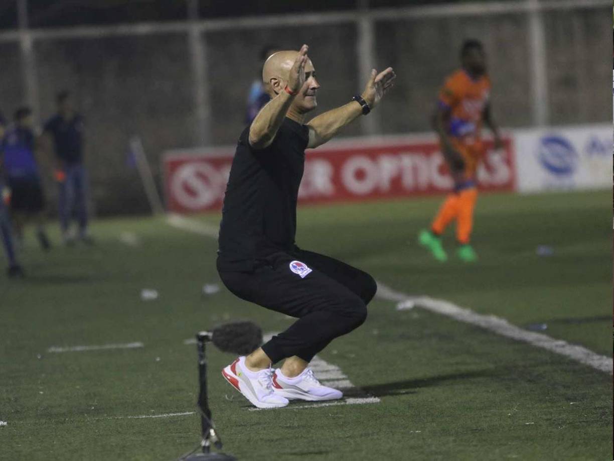 Eduardo Espinel vivió con intensidad su primer partido en la Liga Nacional de Honduras como entrenador del Olimpia.