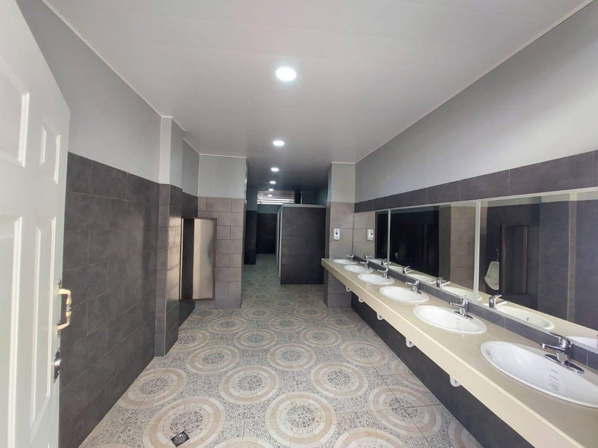 Tanto los baños de las mujeres y los hombres cuentan con su respectivos lavamanos con modernos aspersores.