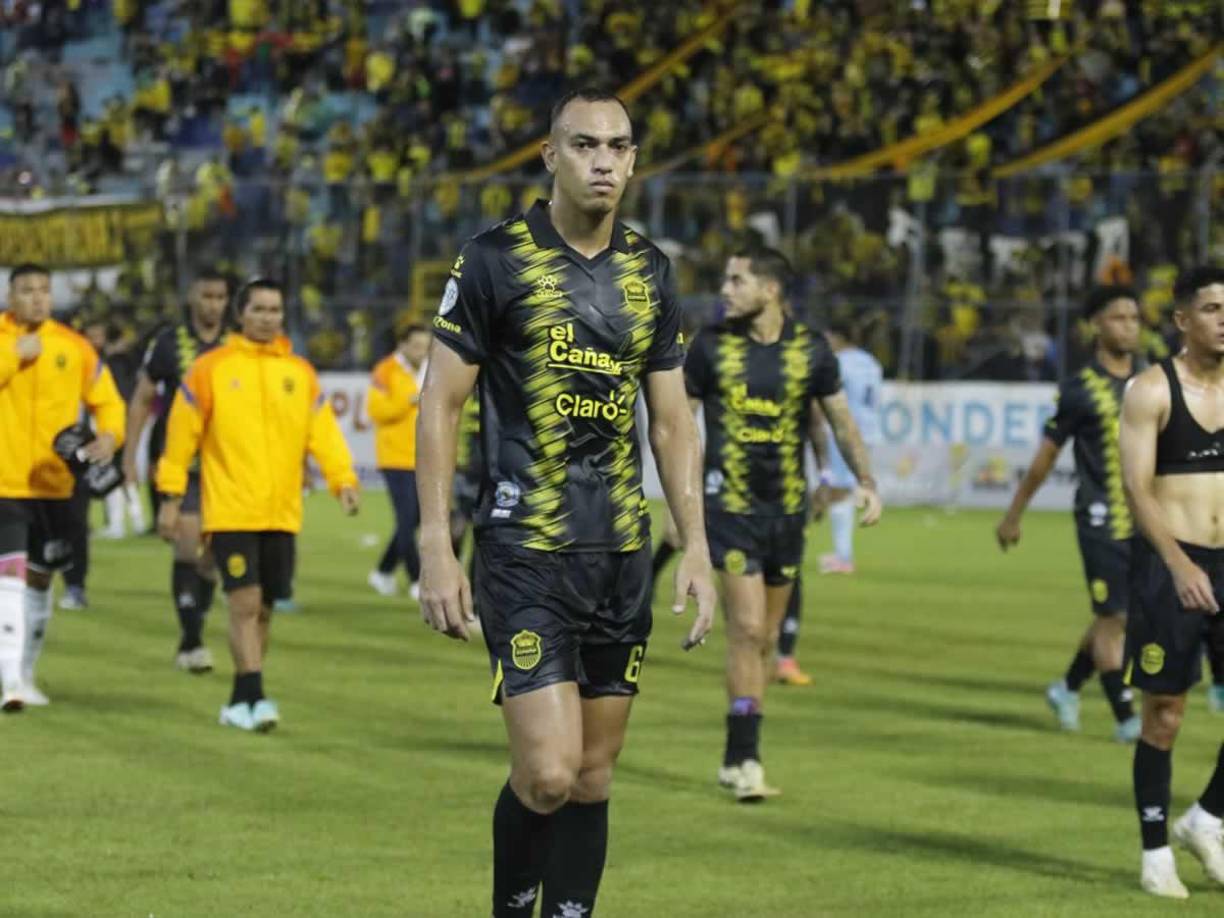 Los rostros de decepción de los jugadores del Real España tras perder contra Motagua en la ida de la semifinal.