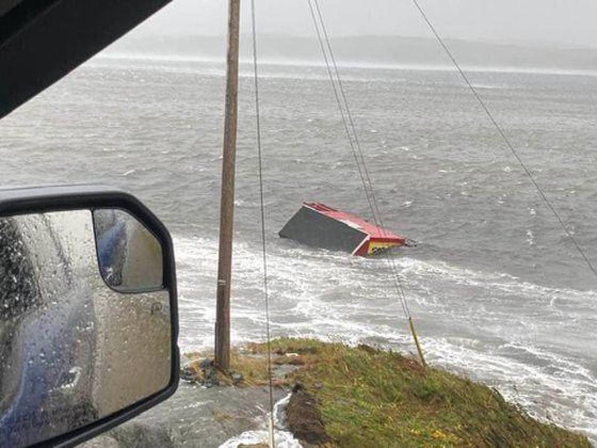 “Es uno de los peores días de mi vida”, dijo a Radio Canadá René Roy, un residente de esta ciudad. “Esto no para (...) Muchas casas se han ido al mar”, dijo desolado.