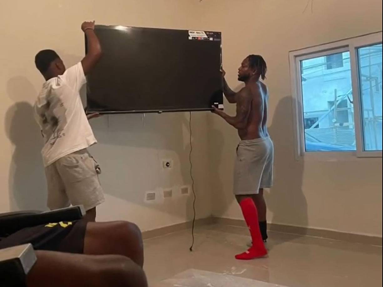 ”La gloria y la honra sea para Dios, este es mi segundo emprendimiento, antes inaugure una tienda online. Ojalá que esta barberia sea algo que le guste a mi gente”, contó Kevin Álvarez a Diario La Prensa.