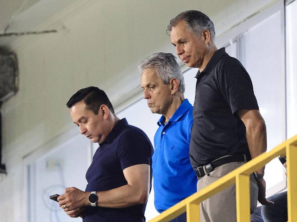 Reinaldo Rueda estuvo presente en el palco del estadio Morazán viendo el Clásico.
