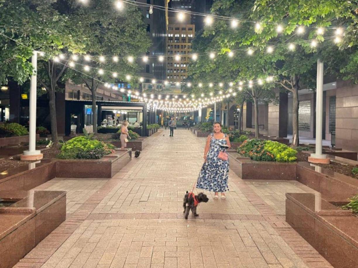 Alison Chan contó a la <a rel="nofollow noopener noreferrer" href="https://www.cnbc.com/2023/07/19/millennials-dog-sitting-side-hustle-its-like-a-second-salary.html" target="_blank">NBC </a>la fórmula que encontró para ganar más de 3 mil dólares al mes. Su caso ha impresionado en las redes sociales. Ya que cuidar perros es su segundo trabajo, ella se desempeña como abogada en Chicago, Estados Unidos.