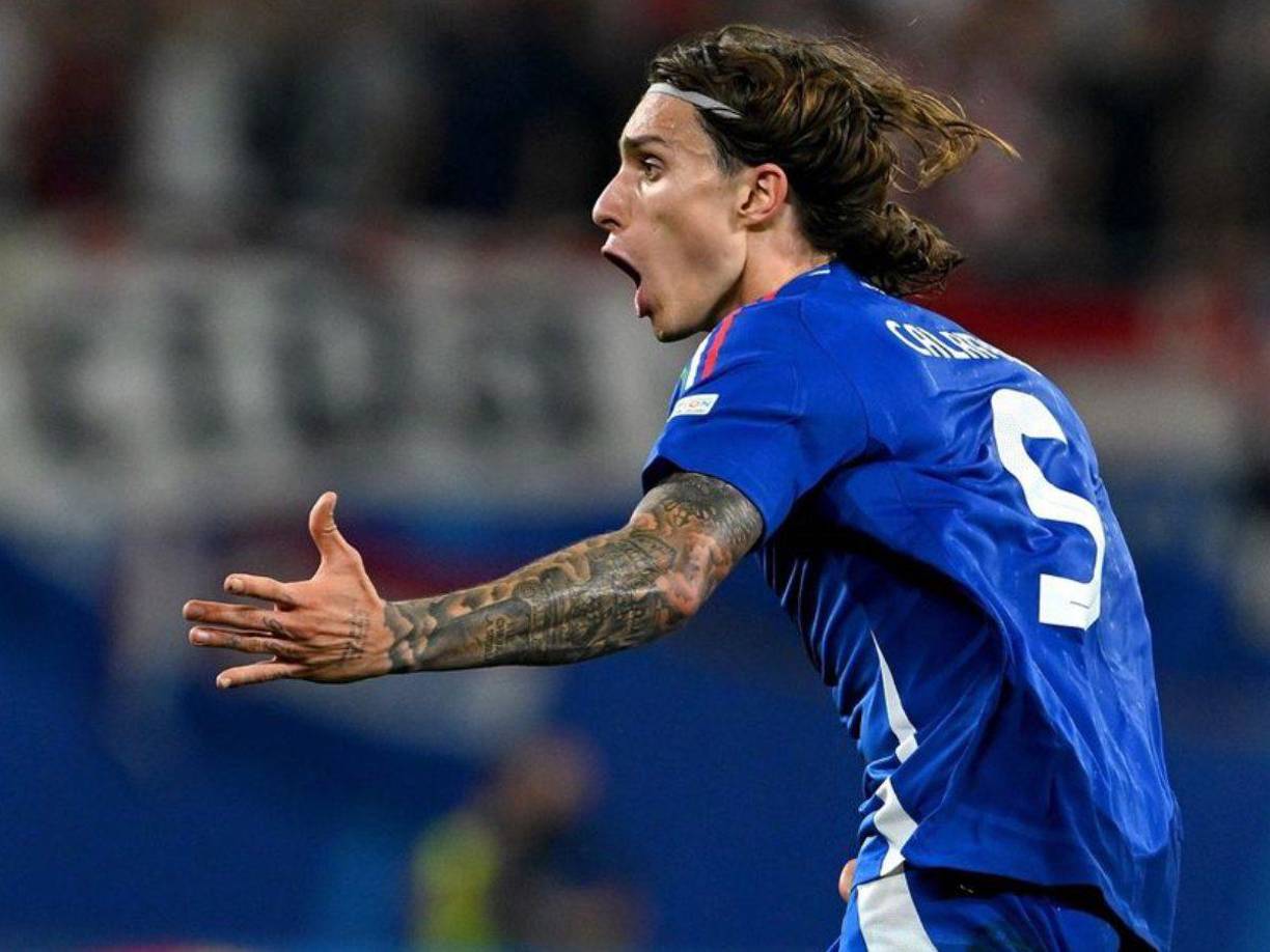 Prensa de Italia e Inglaterra da como un hecho el fichaje del zaguero italiano Riccardo Calafiori por el Arsenal. El defensor tuvo una gran Eurocopa con la selección italiana.