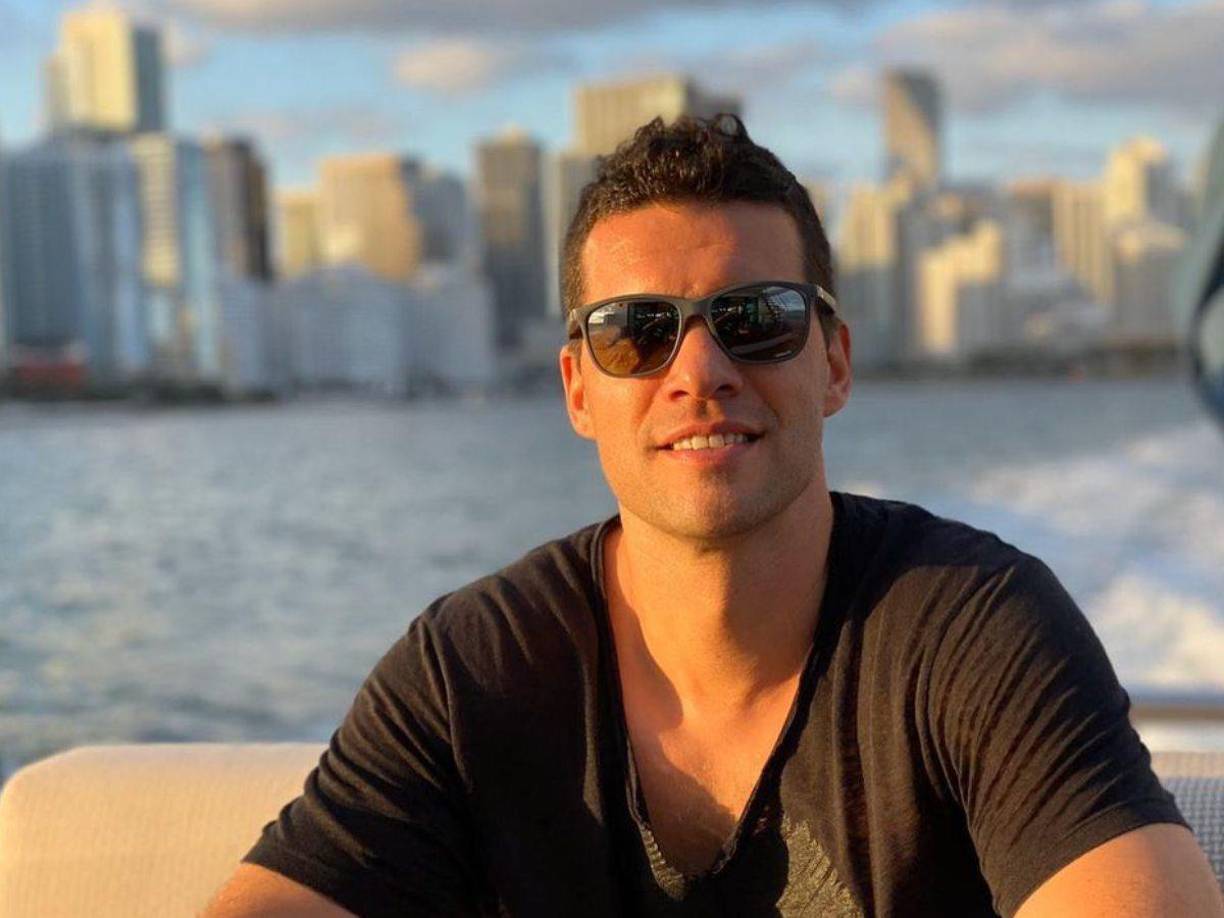 “Mi compañera de vida Sophia no es ni la exnovia de mi difunto hijo ni era amiga de él”. Así de contundente se ha mostrado el exfutbolista alemán Michael Ballack después del revuelo causado por algunas informaciones que apuntaban que su actual pareja había estado anteriormente con su hijo, fallecido en 2021