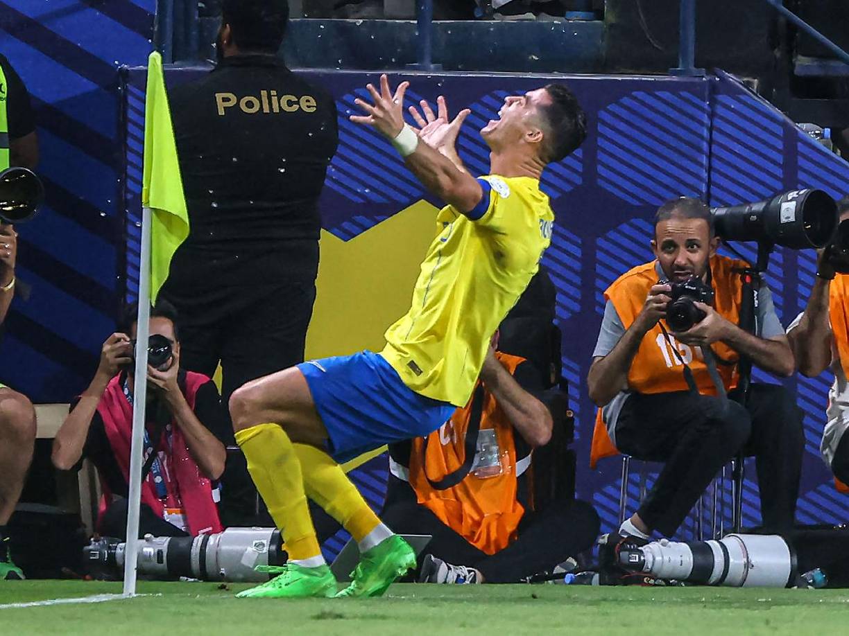 El Al Hilal afrontó los minutos finales y la prórroga con nueve hombres. Resistió y en el lanzamiento de penaltis, tras doce disparos, logró el triunfo, la Copa y el doblete.