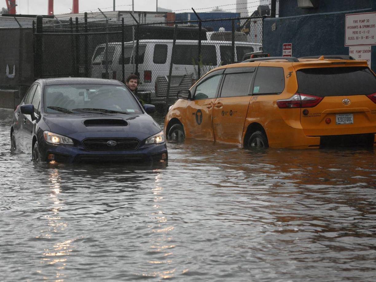  Vídeos compartidos en redes sociales por los neoyorquinos desde primera hora muestran calles inundadas en Brooklyn, en las que el agua llega hasta la mitad de la altura de los coches, así como autobuses con el suelo lleno de agua y estaciones de metro en las que caen chorros de agua del techo.