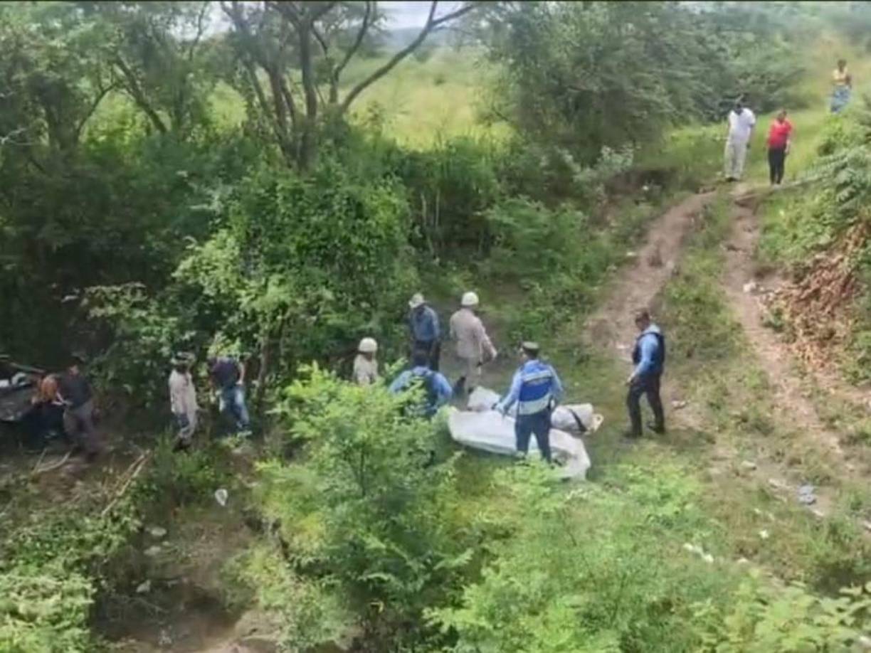 Miembros del Cuerpo de Bomberos y elementos de la Policía Nacional llegaron hasta el lugar del accidente para recuperar los cuerpos sin vida de ambos hombres. 