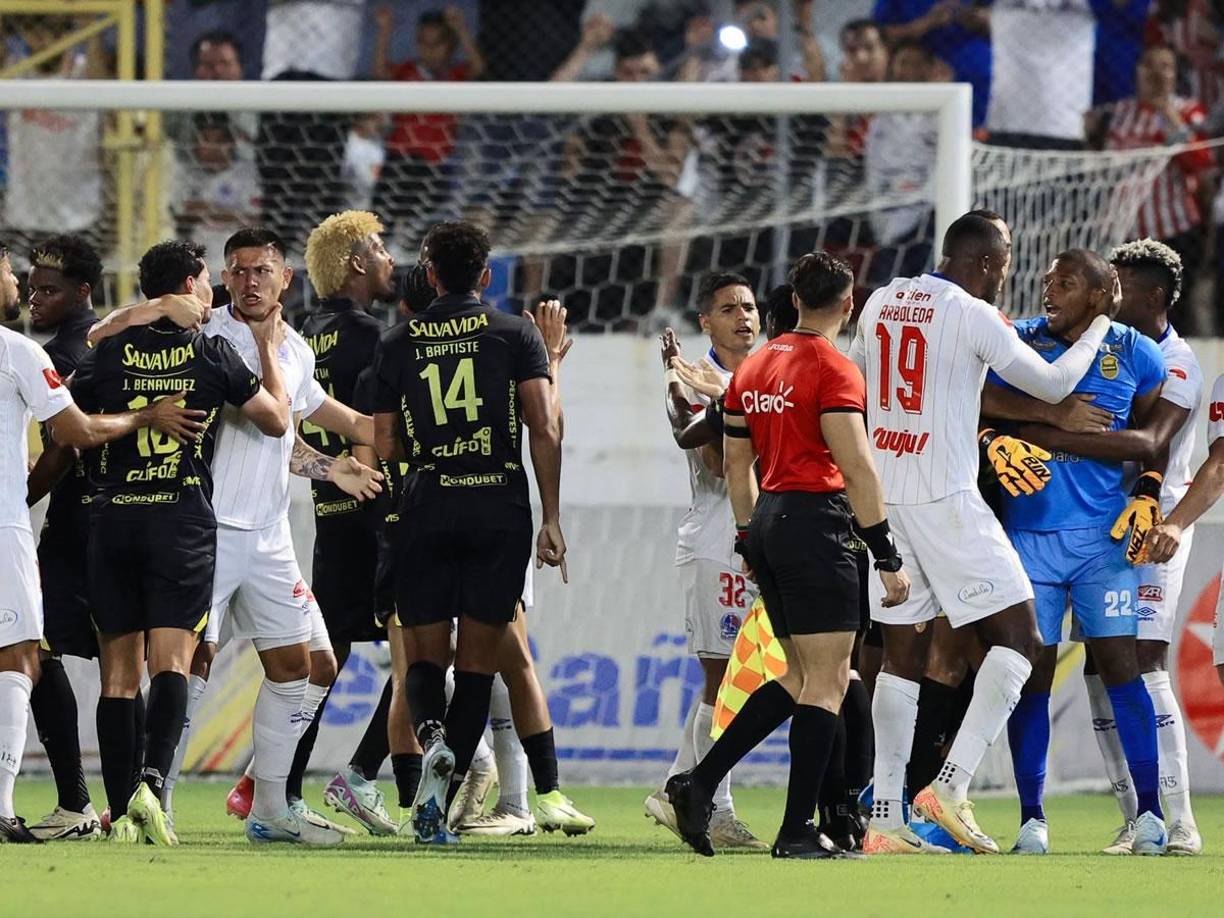 Mientras Jhow Benavídez agarraba del cuello a Jonathan Paz, Yustin Arboleda y Julián Martínez trataban de controlar a ‘Buba‘ López.