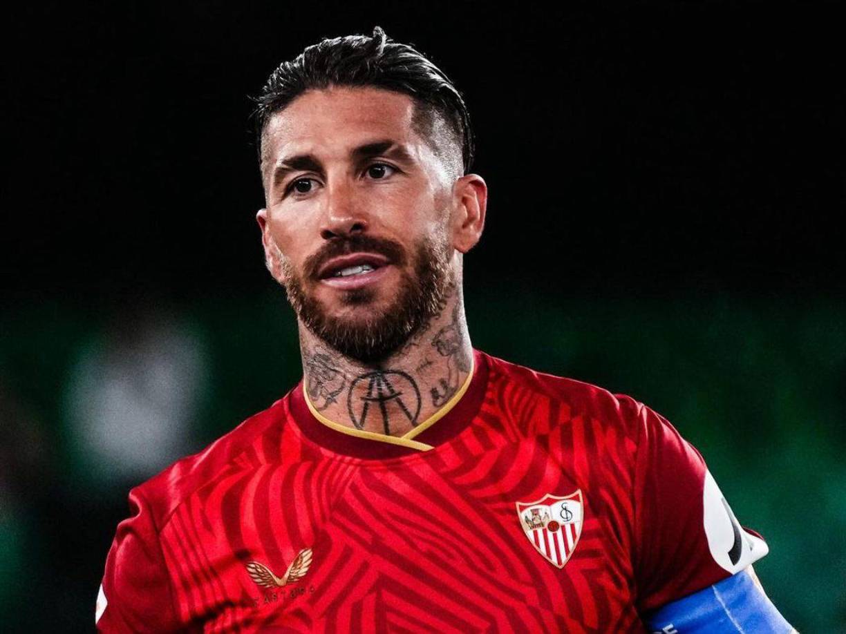 Sergio Ramos sigue sin equipo. El defensor sigue expectante por ver si se resuelve su futuro. Se especuló que había equipos en Arabia y Estados Unidos que querían hacerse con los servicios del defensa español.