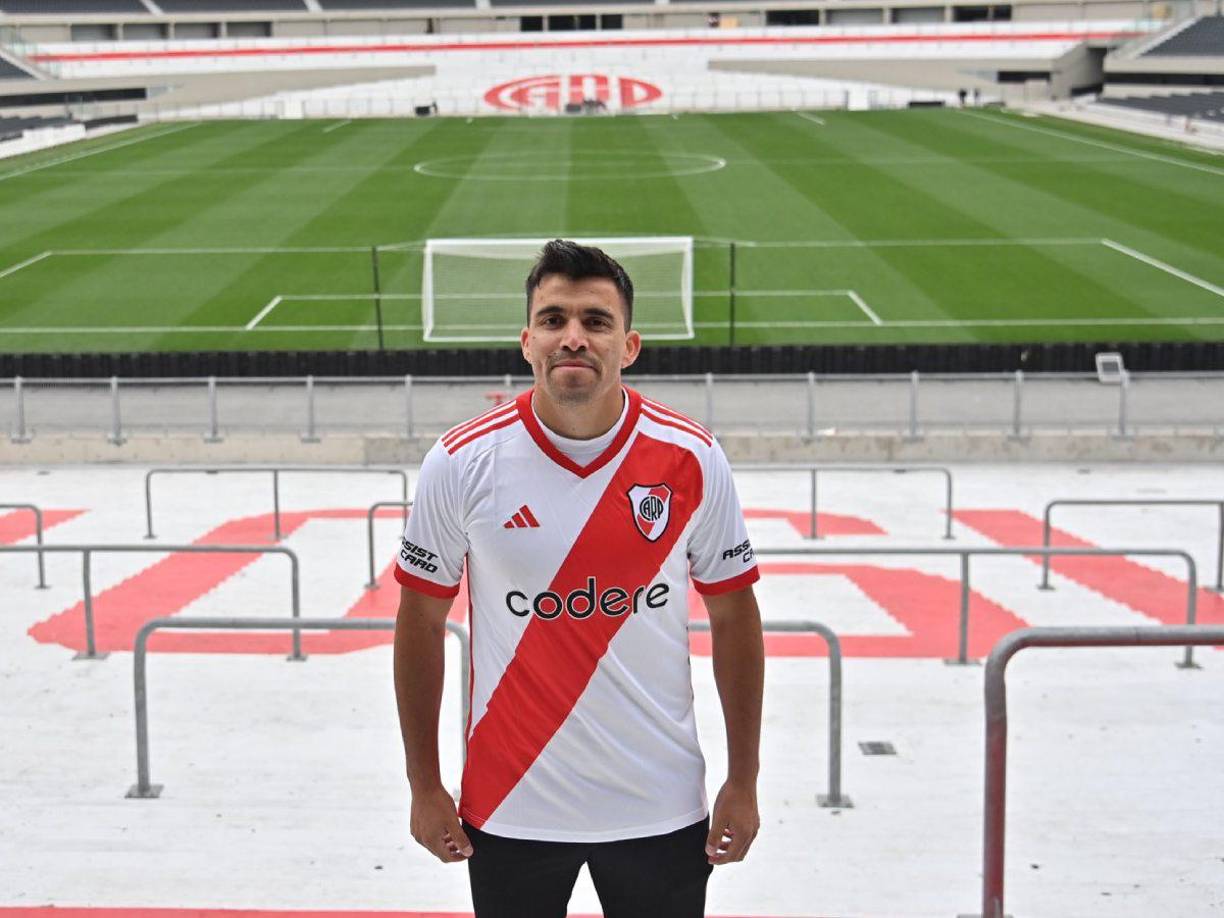 River Plate ha fichado al lateral izquierdo argentino Marcos Acuña por 2.250.000 € en variables de fácil cumplimiento. Firma hasta diciembre de 2027. Llega procedente del Sevilla.