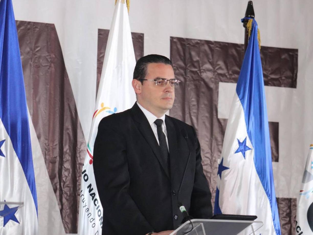 Aguirre, quien recientemente dejó la presidencia del CNE, respondió a las críticas de Ochoa a través de redes sociales, acusándolo de seguir comportándose como un activista del partido Libertad y Refundación (Libre).