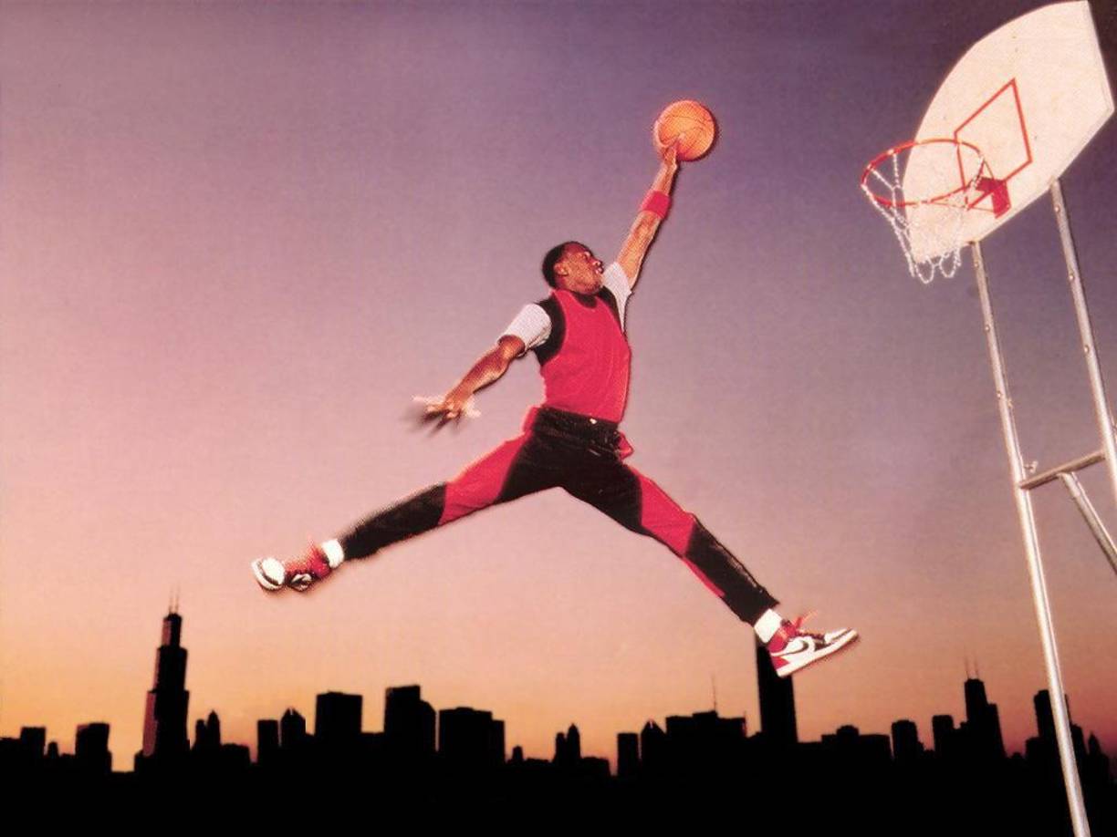 A las pocas semanas, nació un producto que cambió la historia del marketing deportivo, que convirtió a Michael Jordan en el primer atleta negro en ser la imagen de una marca como Nike y que revolucionó el calzado de la NBA, pues por primera vez, un jugador vestiría unos tenis que no eran blancos (ese era el reglamento), algo que por supuesto no gustó a la liga, que los prohibió en un principio multando a Jordan con $5 mil dólares cada vez que los vistiera en la duela, provocando que Nike sacara (y retirara) en cuestión de días un comercial al respecto. 