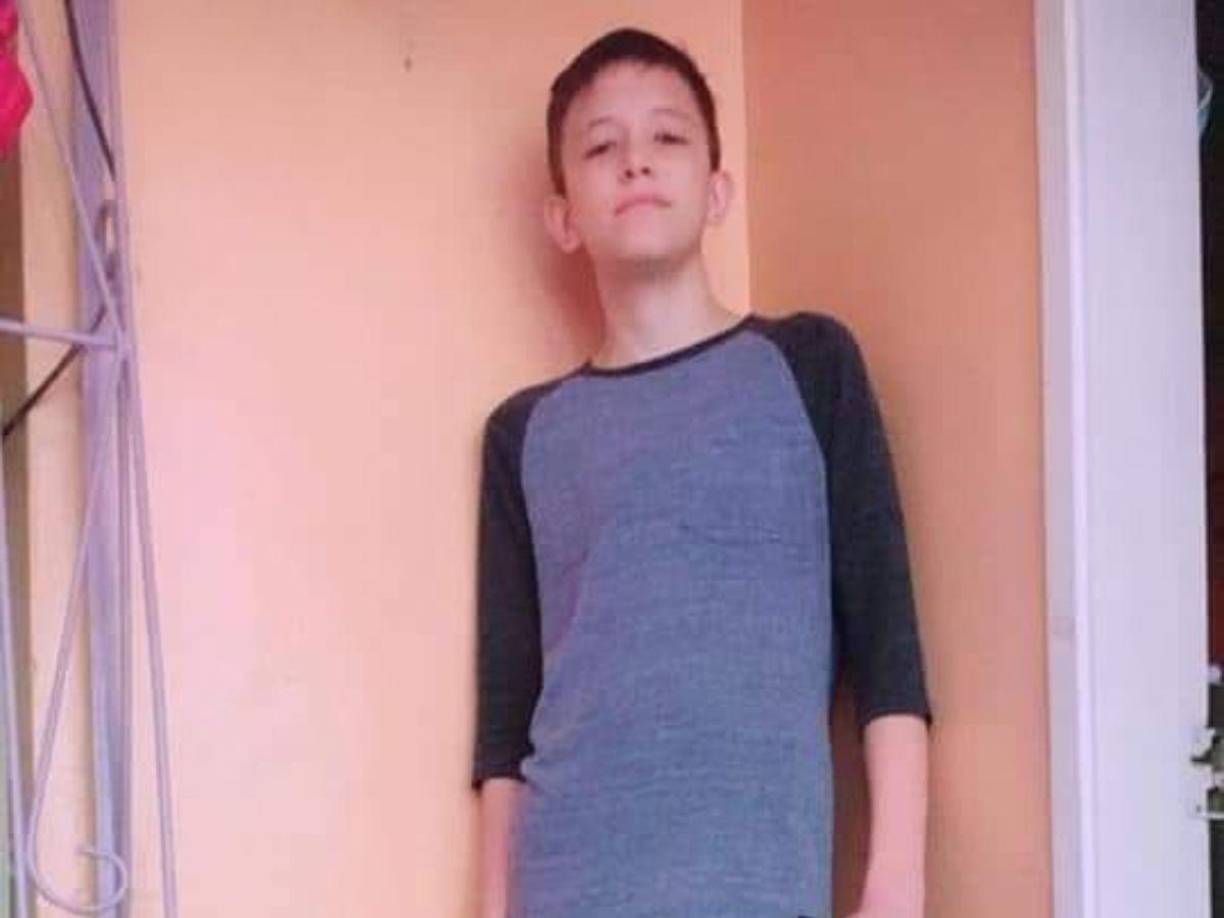 “Una vecina me dijo que le había parecido que hombres armados se lo habían llevado y otras personas me dijeron que lo habían subido a una camioneta negra. Total, hasta la fecha no sabemos nada de él”, mencionó entre lágrimas.