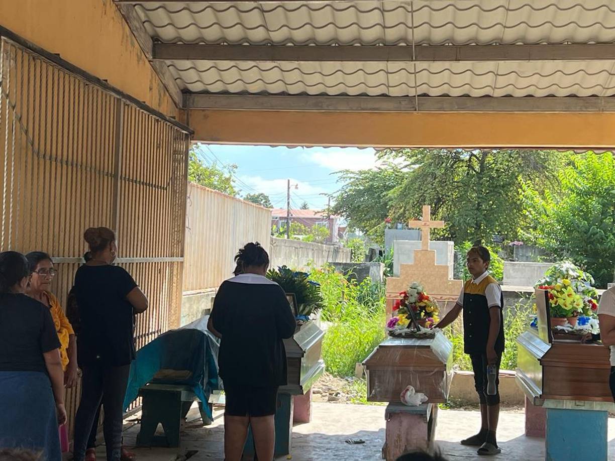 A eso de las 2:00 pm al menos ocho sujetos vestidos de negro con chalecos antibalas y pasamontañas llegaron a la colonia Leones del Bosque e irrumpieron en tres viviendas para sacar a los cinco hombres. La primera casa a la que ingresaron los asesinos era la de los hermanos Grande Mendoza.