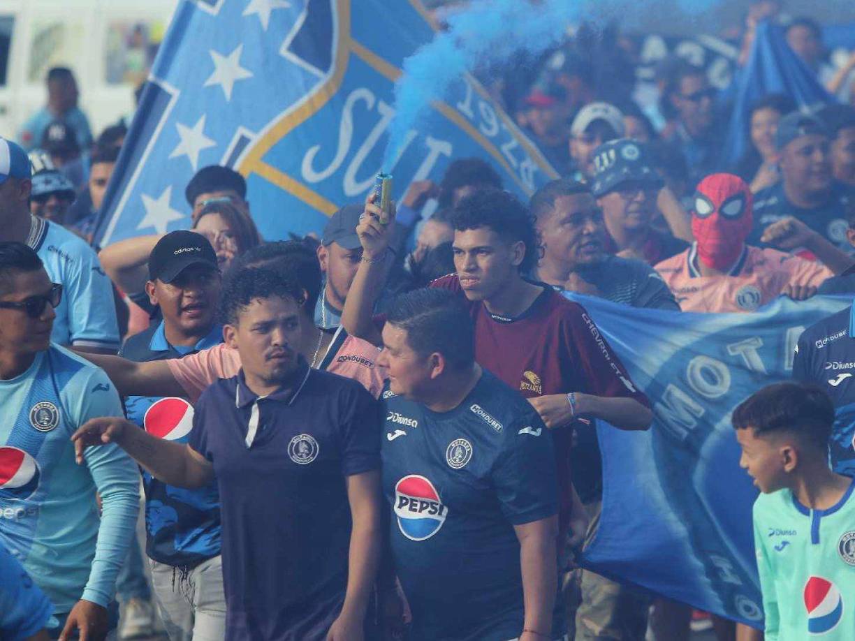 Los Revolucionarios, barra oficial del Motagua, puso el ambiente desde muy temprano. 