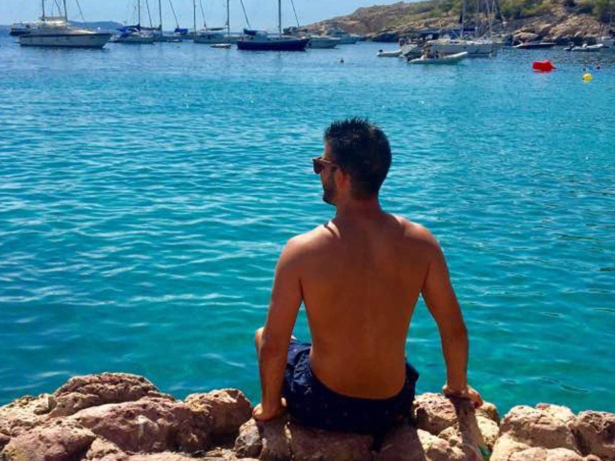  La familia de los dos aficionados del Valencia retenidos en Singapur tras protestar contra la gestión en el Valencia CF del empresario local Peter Lim como máximo accionista del Valencia ha pedido “discreción” para poder resolver su situación cuanto antes y con las menores consecuencias posibles.