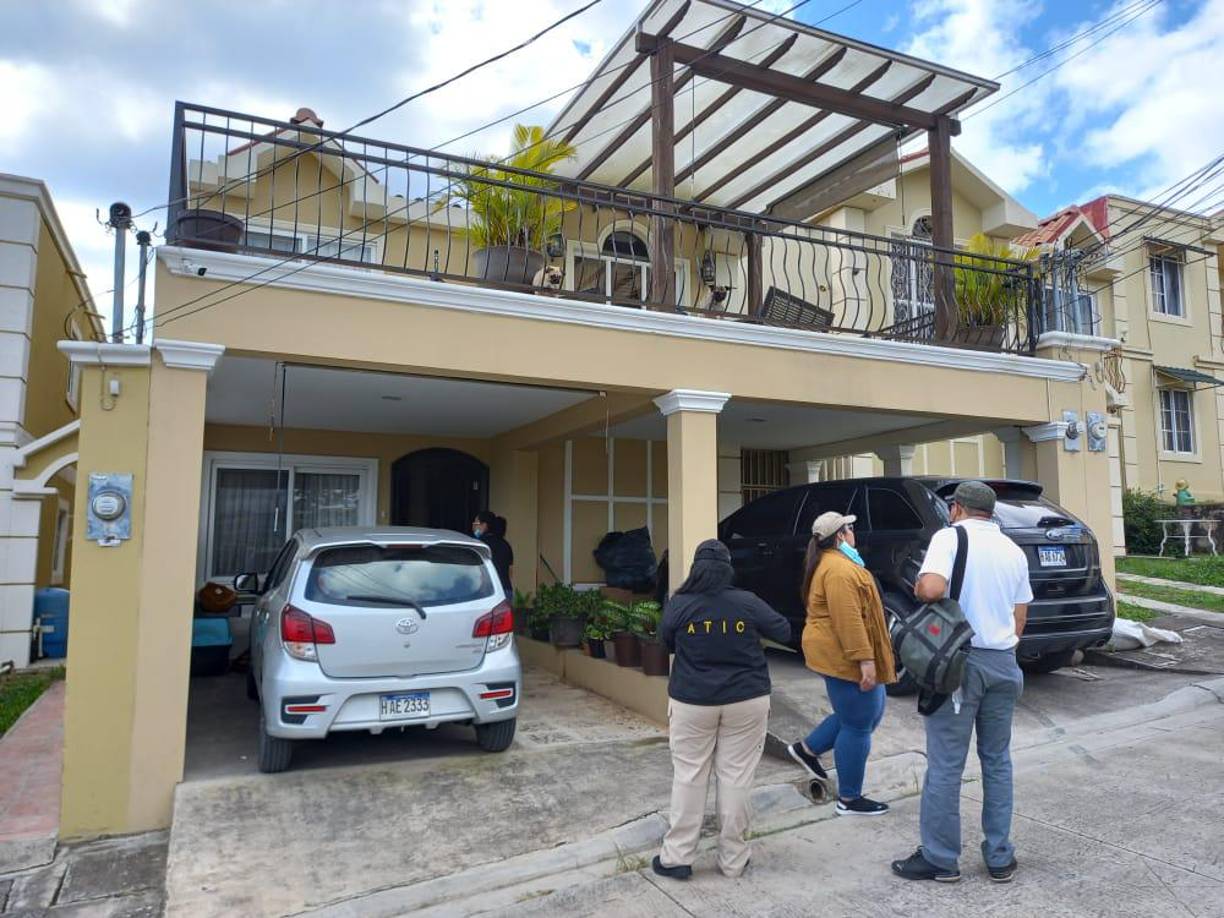 El aseguramiento de las propiedades, para que no puedan ser vendidas ni traspasadas, es ejecutado por la Unidad Fiscal Especializada Contra Redes de Corrupción (Uferco) y la Agencia Técnica de Investigación Criminal (ATIC) en el marco de la Operación Las Moiras, indicó el organismo en un comunicado.