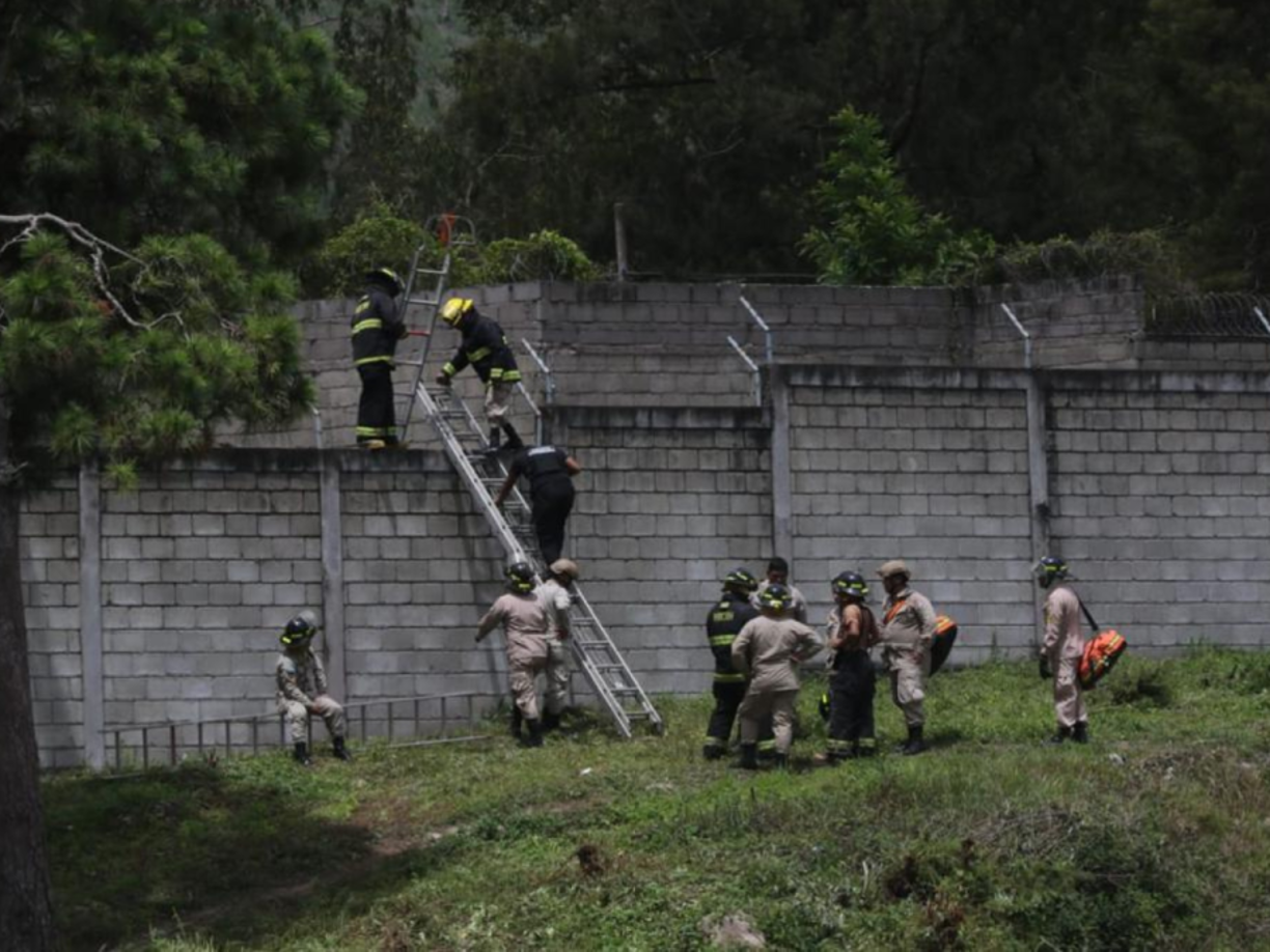 A las 8:25 de la mañana llegó un primer equipo del Cuerpo de Bomberos a PNFAS. Estaban cerca de la cárcel.