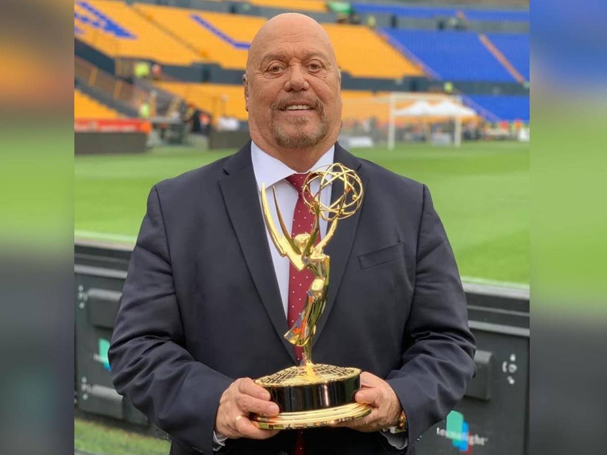 Enrique bermúdez de la Serna nació un 29 de agosto de 1950 en Tampico, Tamaulipas, aunque radicó gran parte de su vida en Guadalajara, Jalisco, donde se hizo aficionado del Atlas y comenzó su trayectoria en la crónica deportiva.