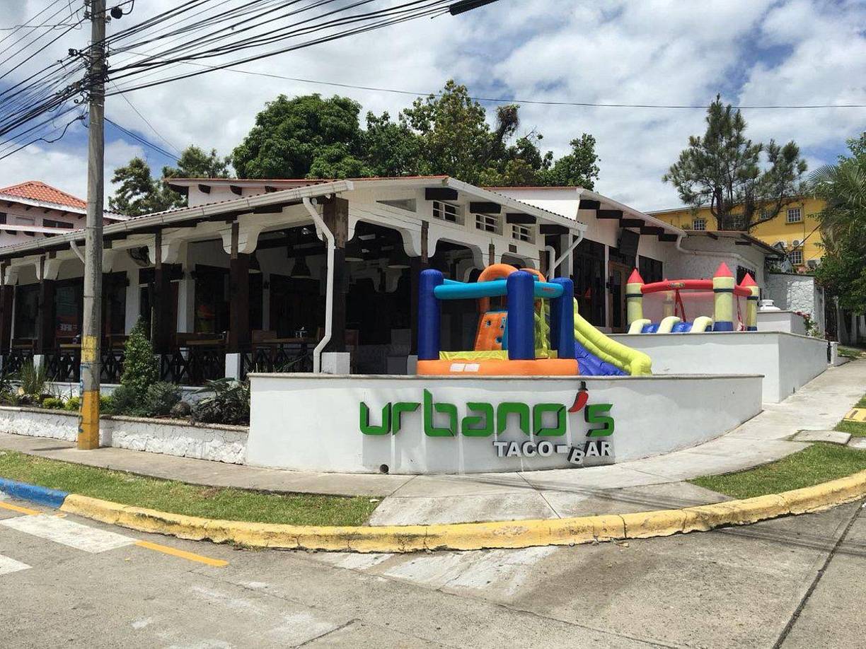 Urbano´s Taco Bar - Música en vivo para un ambiente festivo o tranquilo, su menú mexicano y su amplio espacio lo hacen una trinchera para los mexicanos que viven o visitan Honduras. Ubicado en Río de Piedras, 7 calle, 19 avenida.