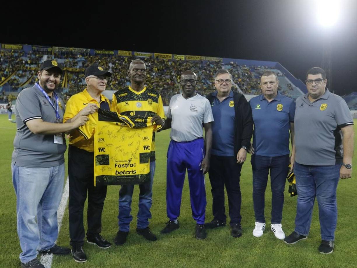 El Real España homenajeó a las leyendas hondureñas Allan Costly y Jaime Villegas en el medio tiempo del partido contra el Olancho FC.