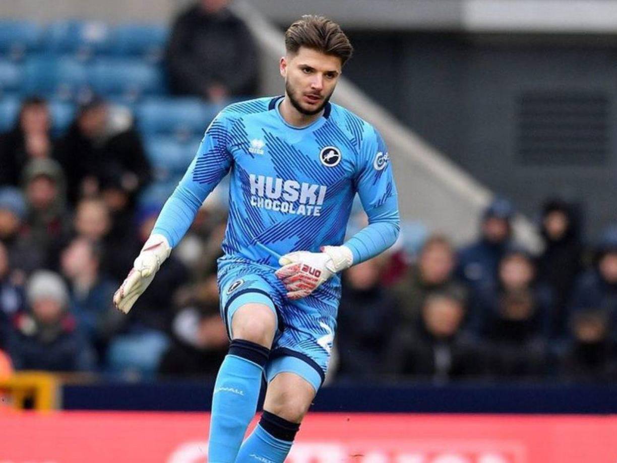 El actual futbolista del Millwall, que milita en la segunda división de Inglaterra, se encontraba en Montenegro tras disputar un amistoso con su selección cuando “falleció repentinamente”, según informó en un comunicado la Federación de Montenegro.