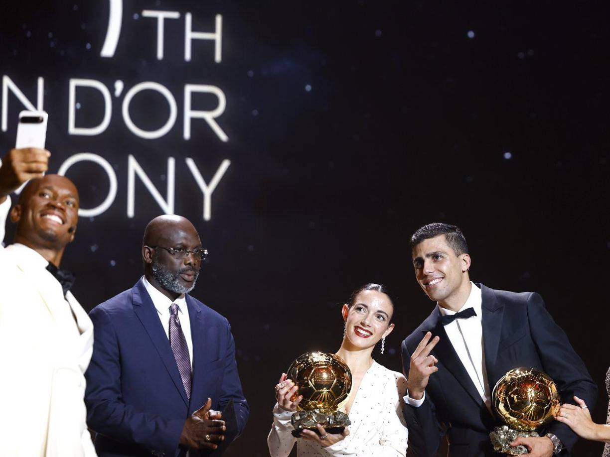 Didier Drogba y el momento de la selfie junto a los ganadores del Balón de Oro. 