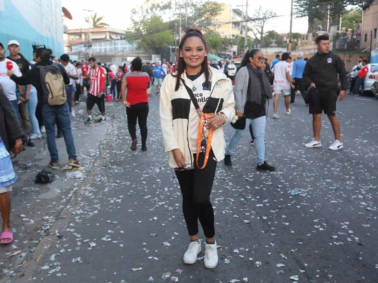 Las chicas también hicieron su presencia en el Estadio Nacional de Honduras.