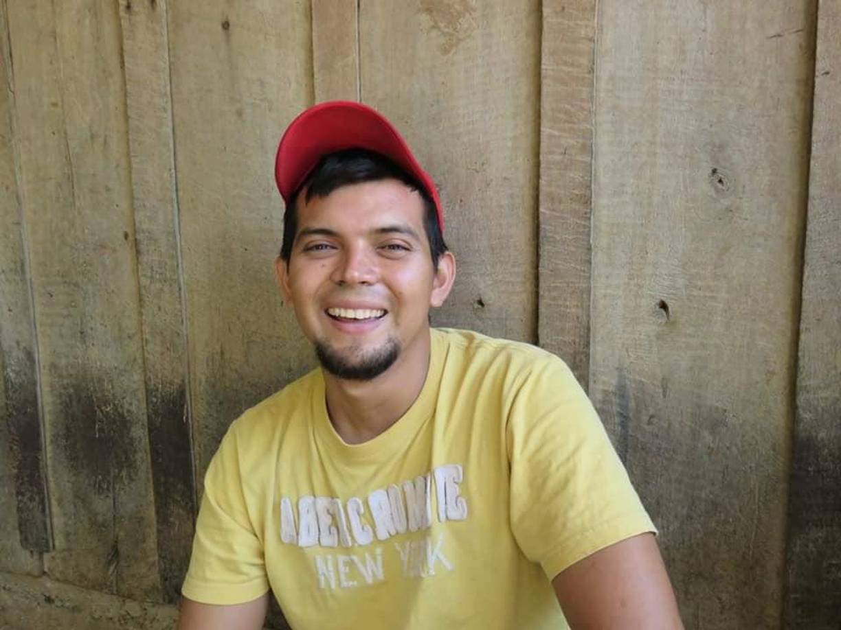 “De forma preliminar se maneja que el camión color azul iba rebasando por la izquierda en un lugar no permitido por estar próximo a una curva por lo que el conductor del autobús que venía en sentido contrario perdió el control e impactó con el camión y el carro tipo turismo”, explicó el oficial. El bus chocó con algunos postes de tendido eléctrico de la zona.