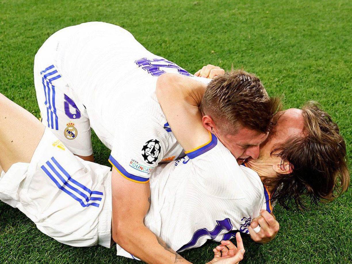 El Real Madrid tenía claro que no quería perder a los dos jugadores en la misma temporada. Iba a ser demasiado. Por ello, aunque la idea era que el que continuase era Kroos, no se veía con malos ojos que siguiesen los dos. Ahora, tras la decisión del alemán, la renovación del croata crece en importancia.