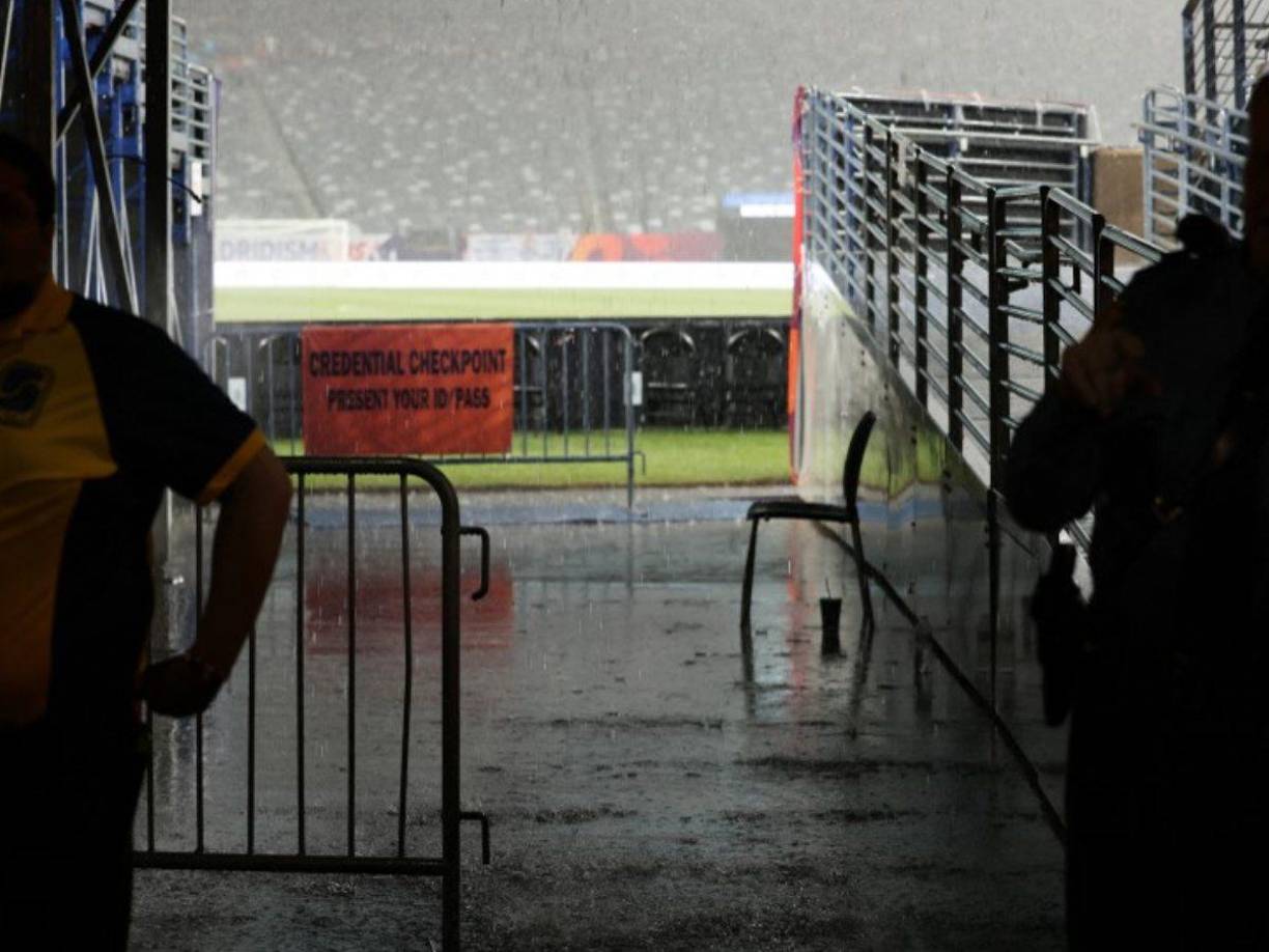 Tanto los jugadores como los aficionados se refugiaron y el encuentro se reanudó minutos después.